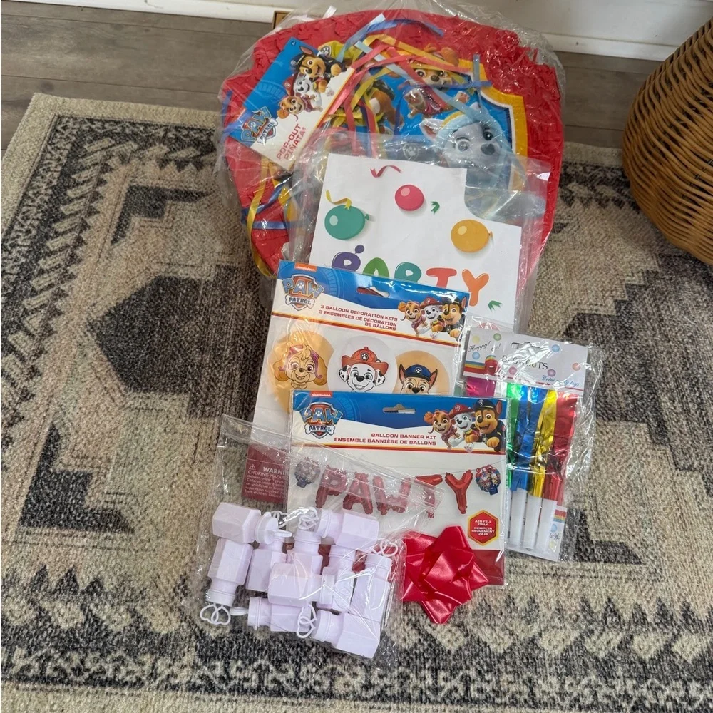 New Paw Patrol Party Supplies Piñata, Balloon Garland Banner Bubbles Blowouts